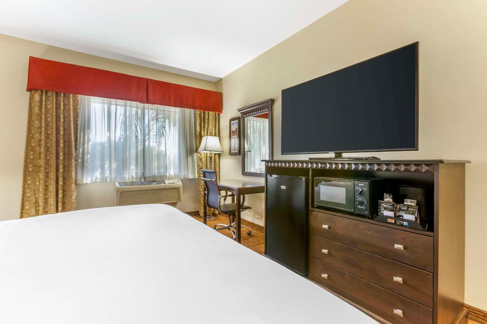 Comfort Inn West Phoenix At 27Th Ave And I-I0 Экстерьер фото